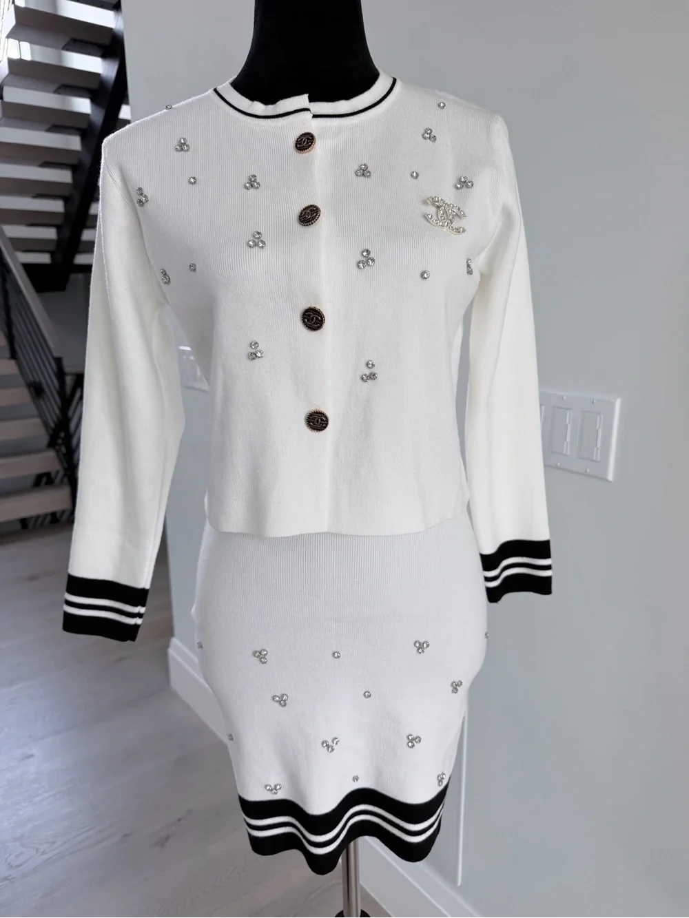 CHANEL slim tops accent